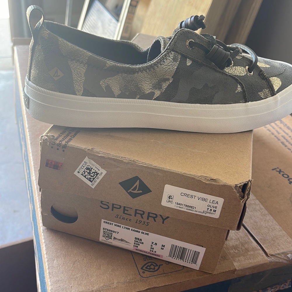 Brand new never worn women’s Sperry shoes